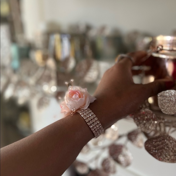 “Regal” Pink Floral Stretch Bracelet - Picture 7 of 8